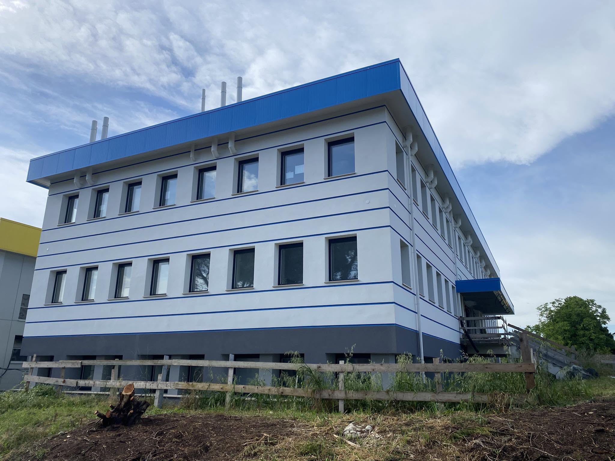 Facciata di edificio direzionale bianca con fasce blu