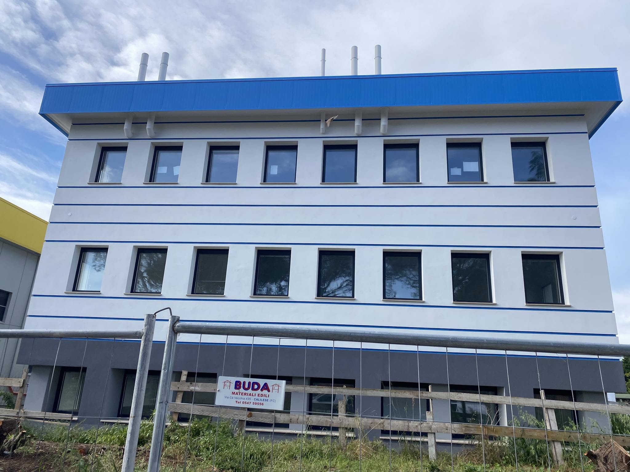 Vista frontale della facciata bianca e blu completata
